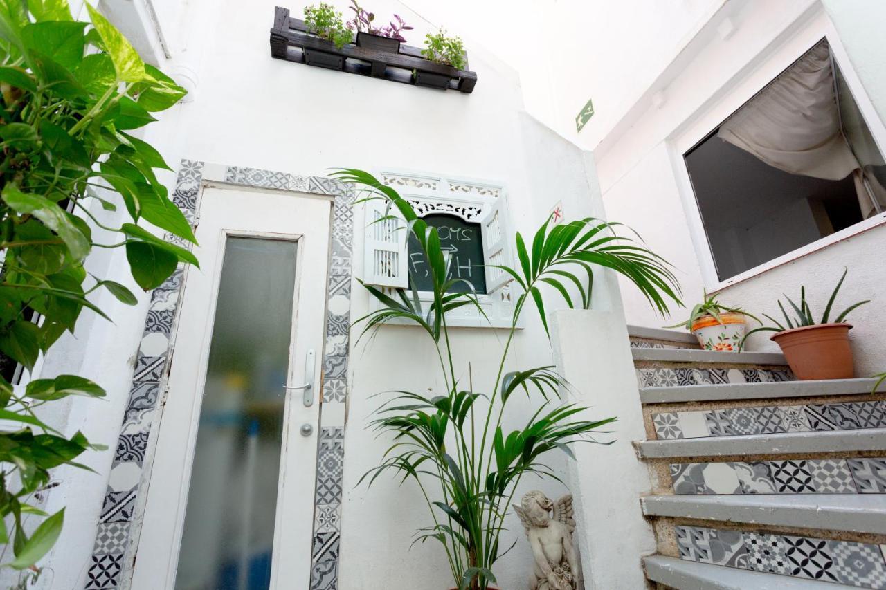 Easy Sants By Bossh! (Adults Only) Hostel Barcelona Bagian luar foto