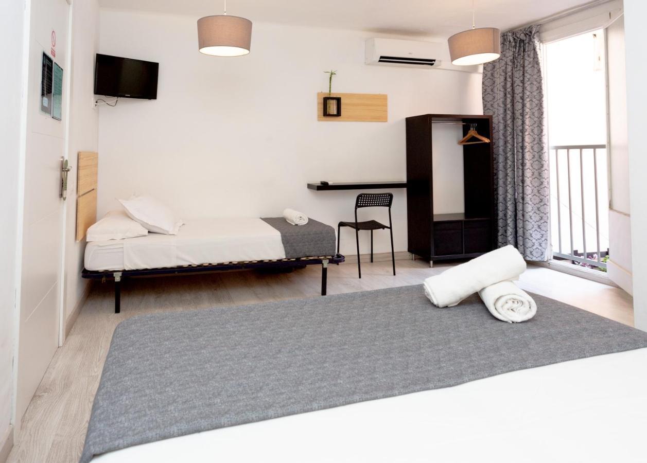 Easy Sants By Bossh! (Adults Only) Hostel Barcelona Bagian luar foto