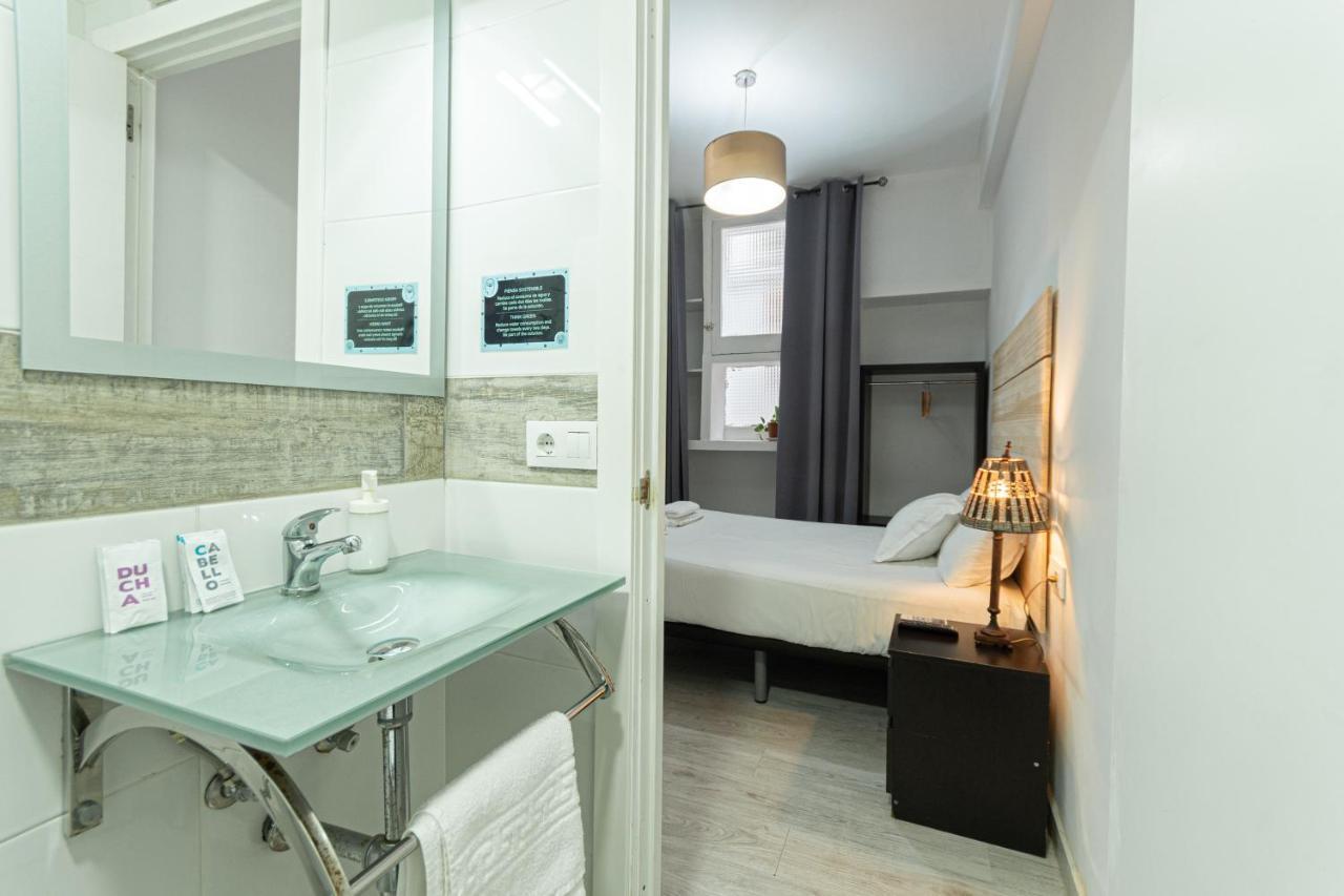 Easy Sants By Bossh! (Adults Only) Hostel Barcelona Bagian luar foto