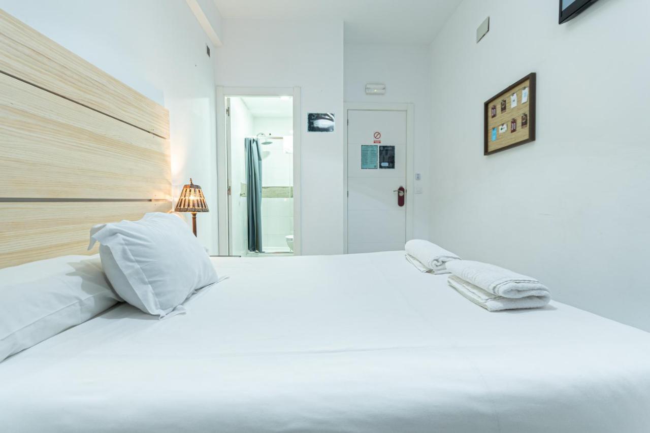 Easy Sants By Bossh! (Adults Only) Hostel Barcelona Bagian luar foto